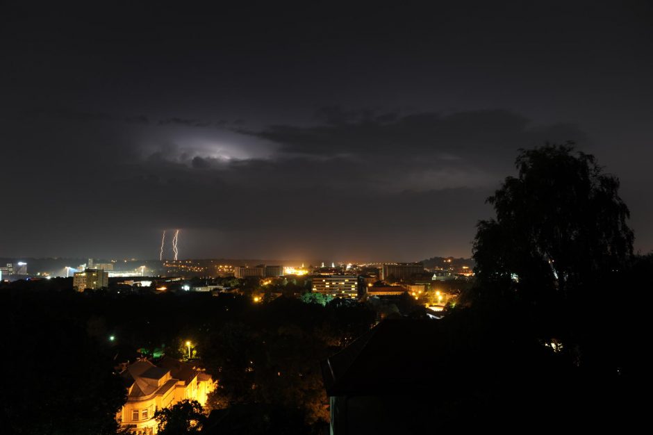 Naktiniai žaibų šokiai Kauno danguje