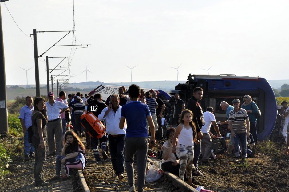 Traukinio avarijos Turkijoje aukų padaugėjo iki 24