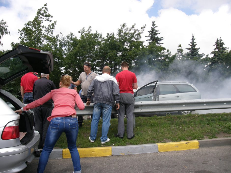 Vairuotojai padėjo užgesinti degantį automobilį