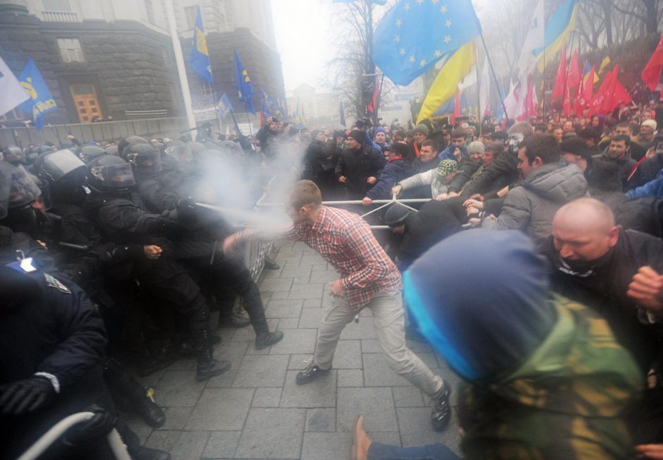 Ukrainoje tūkstančiai demonstrantų reikalauja sutarties su ES 