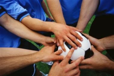 Futbolas skatins bendrauti ir bendradarbiauti 
