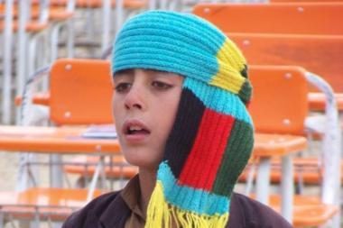 Afganistano vaikus šildys ir klaipėdiečių megzti šalikai