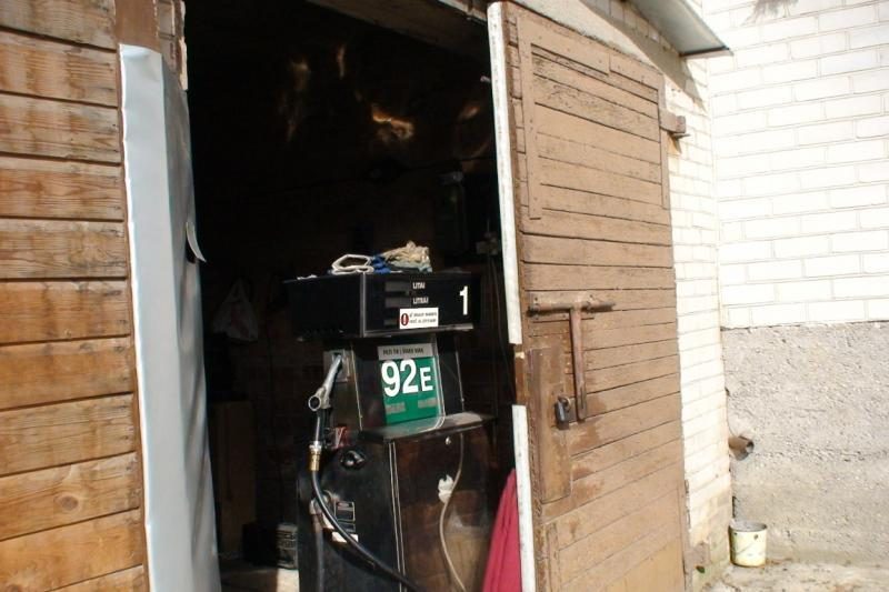 Nelegalus verslas garažuose: už 100 Lt – 27 litrai dyzelino