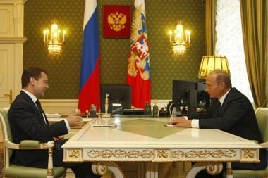 V.Putino ir D.Medvedevo populiarumą pakirto ekonominė krizė
