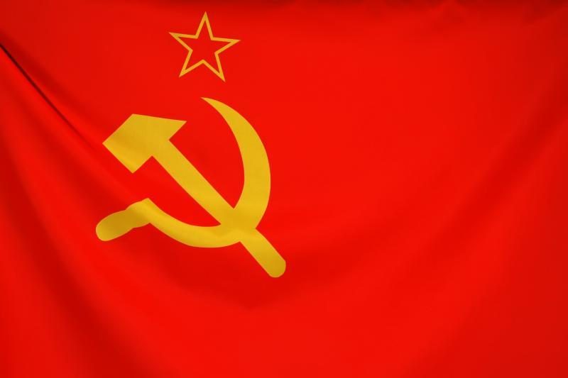 Sostinėje iškabintas audeklas su sovietų ir tautiniais simboliais