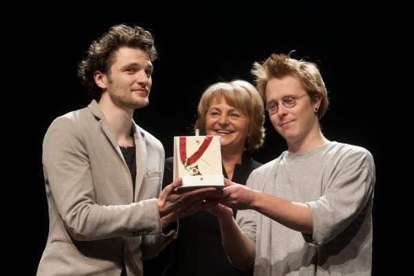 Ryškiausiems Lietuvos teatralams įteikti„Auksiniai scenos kryžiai“