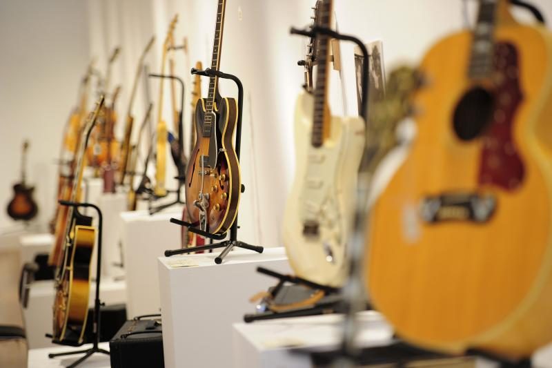 Aukcione parduota aktoriaus R.Gere'o gitarų kolekcija