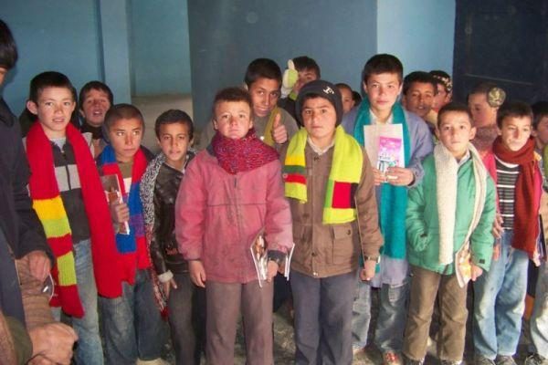 Afganistano vaikus šildys ir klaipėdiečių megzti šalikai