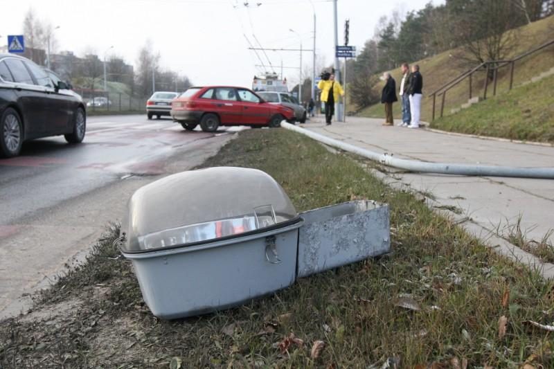 Vilniuje šalia pėsčiųjų perėjos „Opel“ vairuotojas nuvertė stulpą