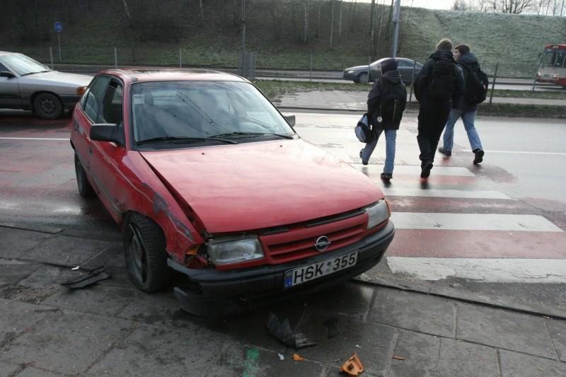 Vilniuje šalia pėsčiųjų perėjos „Opel“ vairuotojas nuvertė stulpą