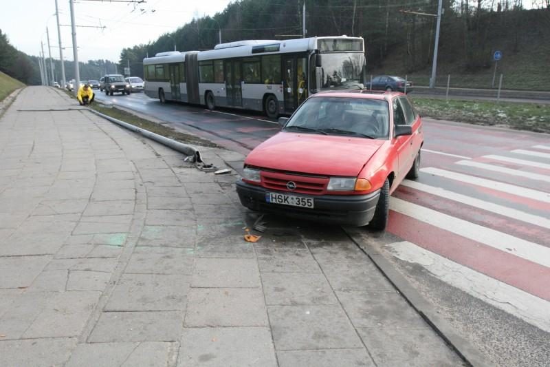 Vilniuje šalia pėsčiųjų perėjos „Opel“ vairuotojas nuvertė stulpą