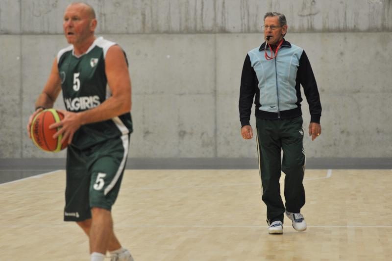 Krepšinio veteranai pagerbė legendinį trenerį