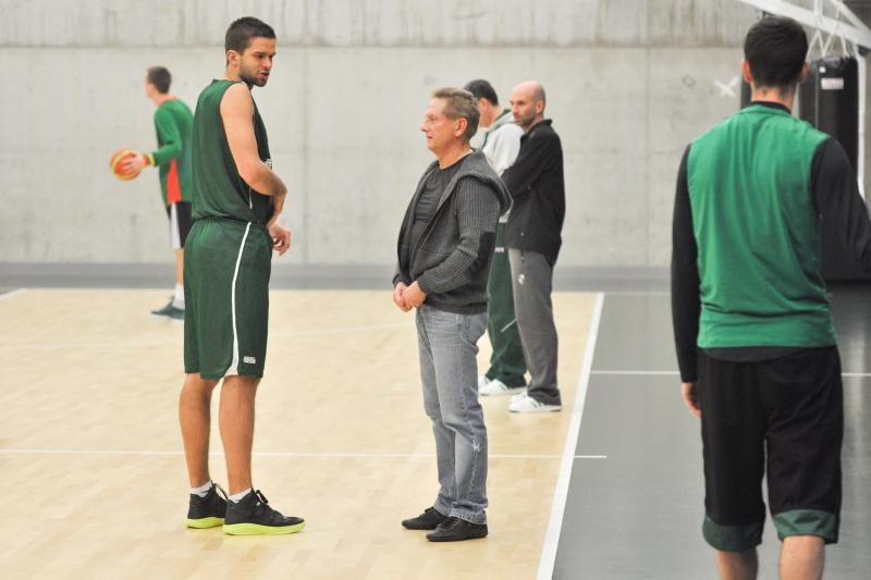 Krepšinio veteranai pagerbė legendinį trenerį