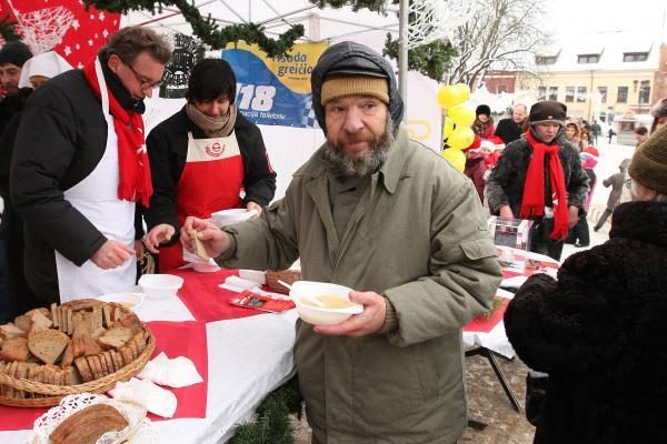 Prezidentas V.Adamkus Rotušės aikštėje dalijo sriubą