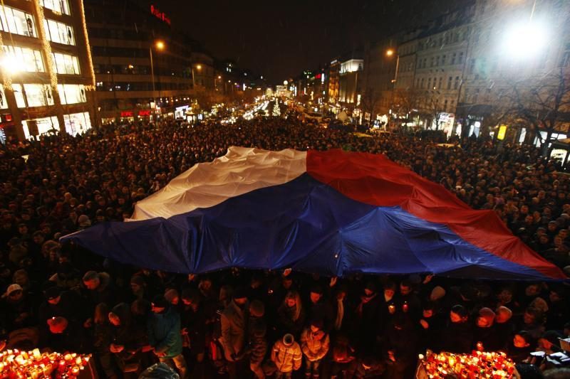 Čekijoje žmonės eina į gatves pareikšti pagarbos V.Havelui
