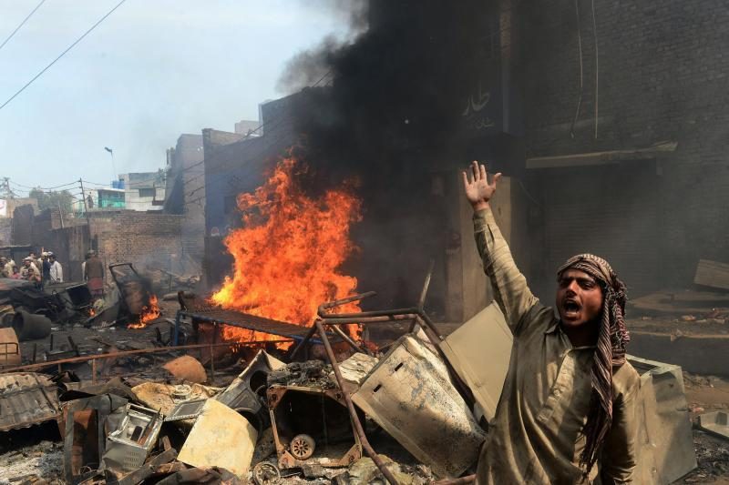 Pakistane įpykę musulmonai sudegino per 100 krikščioniškų namų