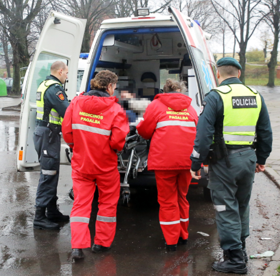 Kažkas palangiškiui yla perdūrė plautį