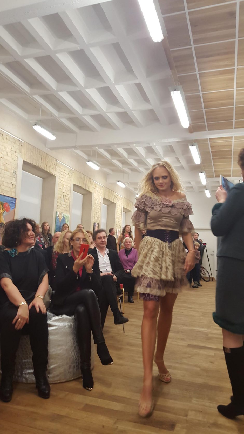G. Pintukaitės kurtas sukneles pristatė žinomos Lietuvos moterys