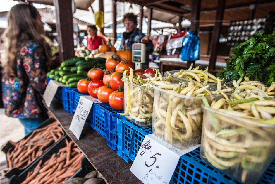 Turgaus prekiautojai: kainos eurais pirkėjų dar nedomina