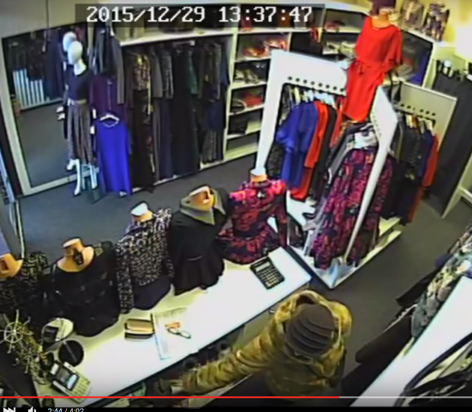 Nufilmuota, kaip moterys įžūliai apvogė pardavėją