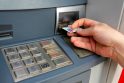 Praktika: pasitaiko ir fizinių kortelės nuskaitymo būdų, kai užsienyje pasinaudojama bankomatu, kur sumontuota įranga, gebanti nuskaityti kortelės numerį.