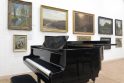 P. Domšaičio galerijoje Klaipėdoje tarp paveikslų dažnai skamba muzika.