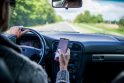 Sąlygos: vairuojant galima naudotis telefonu, jei jis valdomas laisvų rankų įranga ir laikomas specialiame laikiklyje. 