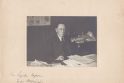 Veidas: J. Baltrušaitis prie darbo stalo diplomatinėje tarnyboje. Maskva, 1927 m. Su dedikacija patarėjui L. Bagdonui.