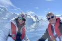Kadras: nuotrauka baltai melsvų Antarktidos ledkalnių fone skirta Deimantės ir Gintaro Staniulių asmeniniam albumui – senatvėje bus ką anūkams parodyti.