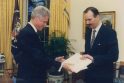 Pradžia: JAV pre­zi­den­tas B.Clin­to­nas prii­ma S.Sa­ka­laus­ko ski­ria­muo­sius raš­tus. 1997 m. lapk­ri­čio 17 d.