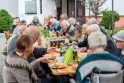 Skonis: Čekiškės socialinės globos namų gyventojai smalsiai ragavo turkiškų patiekalų.