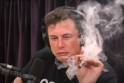 Elona Muskas duoda  interviu Joe Rogano podkastui. 