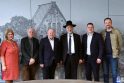 Bendradarbiavimas: E. Baronas (viduryje) siūlo savivaldybei kartu įgyvendinti projektą, kuris leistų sutvarkyti senąsias Vilkijos žydų kapines.