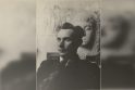 Žvilgsnis: A. Samuolis Juozo Mikėno kūrinio „Moters portretas“ fone, 1934 m