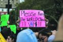 Lygis: Niujorko universiteto studentų surengtos demonstracijos dalyvės rankose – plakatas, kviečiantis išvalyti pasaulį nuo žydų.