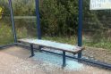 Nemalonu: įtariama, kad stiklą Klemiškės autobusų stotelėje išdaužė paaugliai.