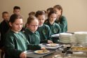 Privalumas: vaikams patinka galimybė patiems pasirinkti ir įsidėti maisto, susiformuoti norimo dydžio porciją.