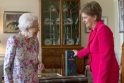 Elžbieta II ir N. Sturgeon 