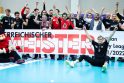 Sėkmė: tai, kad „Union Raiffeisen Waldviertel“ komanda pirmą kartą tapo Austrijos čempione, – ir V. Knašo (ant grindų dešinėje, Nr. 7) nuopelnas