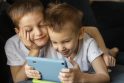 Svarbu: tėvai turėtų išaiškinti savo mažamečiams vaikams, kad mobilusis telefonas – priemonė susisiekti, o ne žaisti.