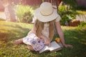 Knyga: viena iš labiausiai rekomenduojamų vasaros veiklų – skaitymas. Skaityti reikėtų kasdien bent po 20 min. ar daugiau.