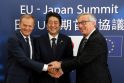 Shinzo Abe (viduryje) Jeanas Claude Junckeris (dešinėje)