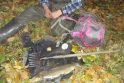 Įrankiai: prie Veiviržo upės aplinkosaugininkai ne pirmą kartą sučiumpa žeberklais žuvis dobiantį gyventoją.
