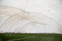 Vilniečiai rinkosi prie pripučiamo futbolo maniežo: kupolas apsaugotas nuo sniego sankaupų