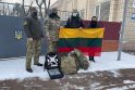 J.Ohmanas (antras dešinėje) praėjusią savaitę perdavė paramos kijeviečių „teroboronos“ būriui.