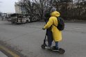 Padariniai: įsidrąsinę Almatos gyventojai bando apžiūrėti per gatvės mūšiais virtusius neramumus nusiaubtą miestą. 