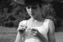  Pavyzdys: po filmo &quot;Sabrina&quot;, kuriame pagrindinį vaidmenį atlikusi A.Hepburn dėvėjo Hubert&#039;o de Givenchy rūbus, išpopuliarėjo ir aktorės suknelių silueatai, ir pats dizaineris.