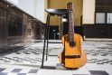 Simboliška: R.Kalantos gitara, kuria jis mokėsi groti, nuo šiandien eksponuojama parodoje Centrinio pašto rūmuose.