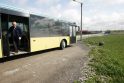 Nepatogumai: Tauralaukio gyventojai guodžiasi, kad autobuso turi laukti purvyne.