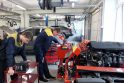 Klaipėdos paslaugų ir verslo mokyklos ruošiami automobilių mechanikai savo įgūdžius tobulina praktinio mokymo centre.